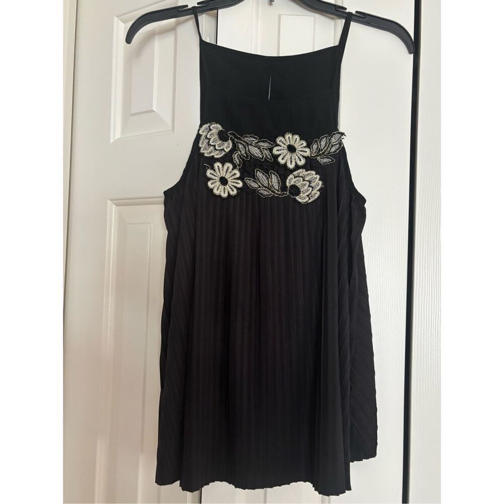 Deletta Floral Appliqué Pleated Top